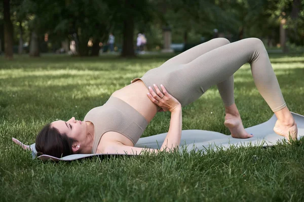 Ung Positiv Kvinna Gymnastikdräkt Tränar Yoga Och Mediterar Medan Hon — Stockfoto