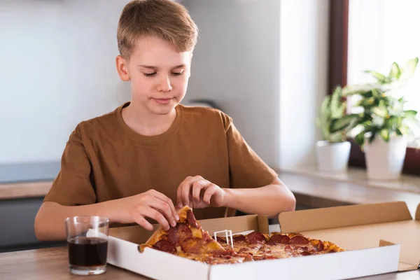 Nastolatek Zrywa Kawałek Pizzy Kuchni Domu Dostawa Żywności Fast Food — Zdjęcie stockowe