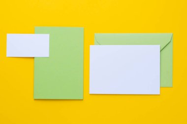 Sarı arka planda markalaşma elementleri var. Grafik tasarımcıları sunumları ve iş portföyleri için modelleme yapın.