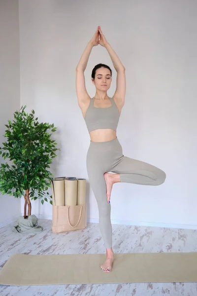 Ung Vacker Kvinna Utövar Yoga Studio Står Ett Träd Poserar — Stockfoto