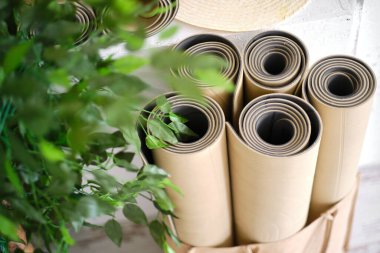 Yoga, meditasyon ya da fitness için çarpık paspaslar yakın çekim. Modern stüdyoda spor aletleri.