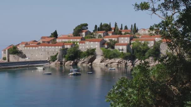 Karadağ Sveti Stefan Adası Yakınlarındaki Sakin Mavi Deniz Demirli Tekneler — Stok video