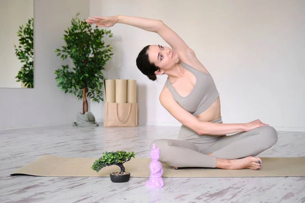 Young Woman Athletic Body Doing Phineas Yoga Mat Yoga Practice — Stockfoto