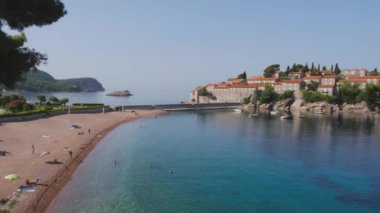 Karadağ 'da güneşli bir yaz gününde Sveti Stefan adası yakınlarındaki güzel mavi deniz. Adriyatik Denizi 'ndeki açık deniz suyu, Budva, Karadağ ve 4K ile Sveti Stefan' ın lüks turizm beldesi