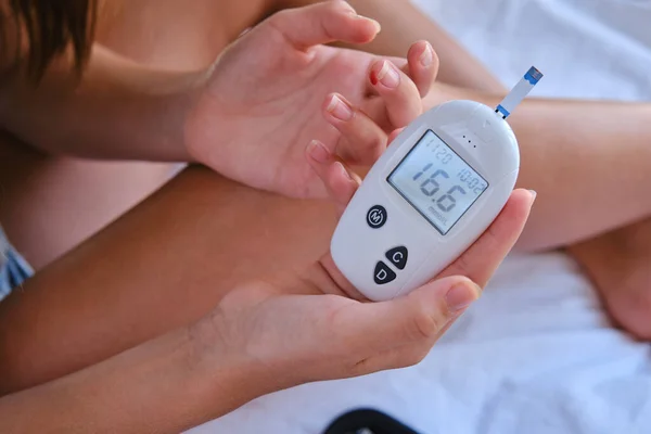 Close Teenagers Hands Measuring Blood Glucose Levels Glucometer Lifestyle Child — Stock fotografie
