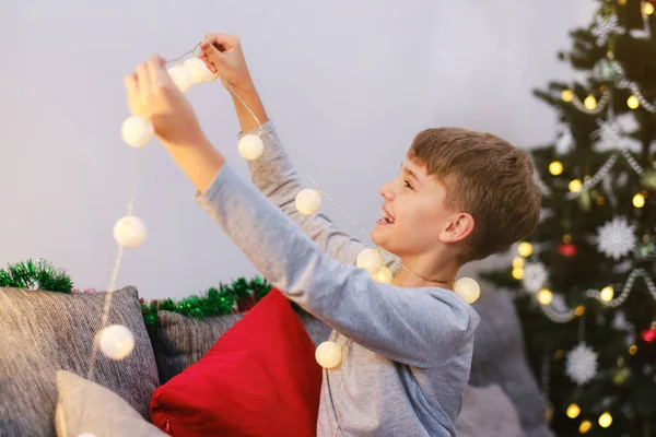 Портрет Різдвяного Хлопчика Мила Усміхнена Дитина Весело Тримає Різдвяні Вогні — стокове фото