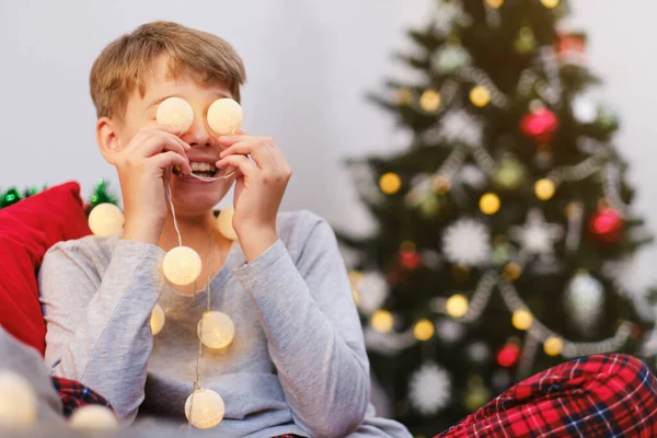 Портрет Різдвяного Хлопчика Мила Усміхнена Дитина Розважається Роблячи Смішне Обличчя — стокове фото