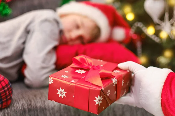 Рука Санта Клауса Дарує Хлопчику Різдвяний Подарунок Веселих Свят — стокове фото