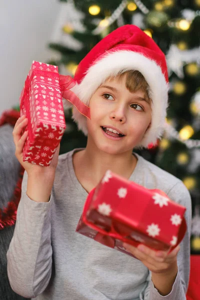 Цікава Дитина Капелюсі Санта Тримає Подарунки Різдвяній Ялинці Вранці Різдво — стокове фото