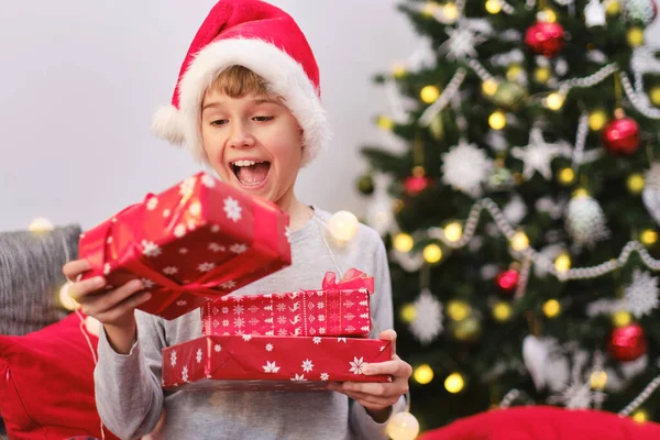 Портрет Щасливої Дитини Тримає Подарунки Біля Ялинки Різдвяний Ранок Різдво — стокове фото