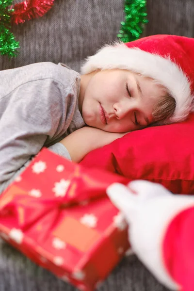 Санта Клаус Дарує Різдвяний Подарунок Дитині Спить Веселих Свят — стокове фото