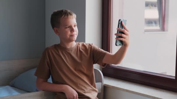 Pre Teenager Communicates Video Link Writes Blog Using Smartphone Modern — Stockvideo