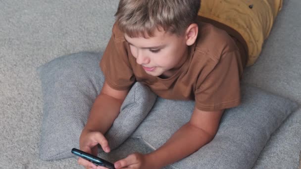 Pre Teenager Boy Browsing Content Smartphone Child Scrolls Tape Phone — Vídeo de Stock