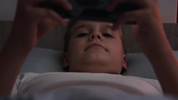 Хлопчик Підліток Грає Мобільні Ігри Лежачи Ліжку Перед Сном Питання — стокове відео