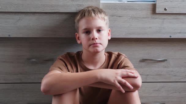 Portrait Sad Frustrated Pre Teenager Sitting Floor Bedroom Problems Transitional — Stok Video