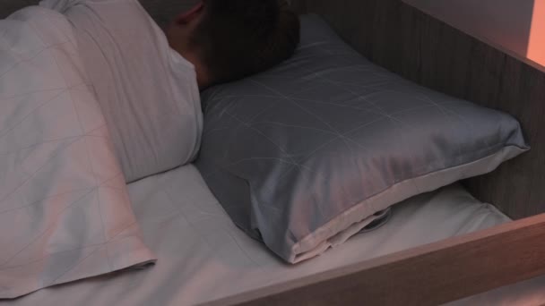 十多岁的男孩晚上在房间里睡觉 辗转反侧地躺在床上 健康的睡眠和休息 — 图库视频影像