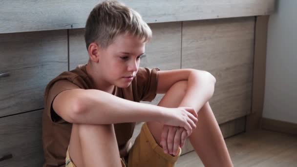 Infeliz Deprimido Sensível Solitário Pré Adolescente Sente Ansiedade Dor Casa — Vídeo de Stock