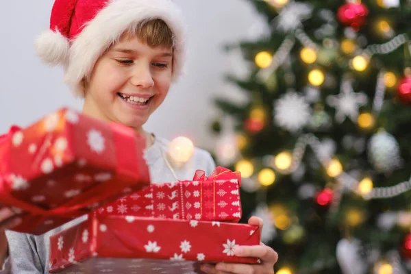 Niño Sosteniendo Sus Regalos Una Mañana Navidad Felices Vacaciones Navidad — Foto de Stock