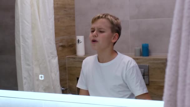Komik Neşeli Ergen Sabahları Banyoda Aynanın Karşısında Şarkı Söylüyor Aynadaki — Stok video