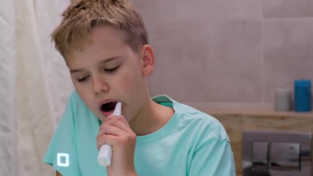 Κοιμισμένος Σχολιαρόπαιδο Πλένει Δόντια Του Στο Μπάνιο Μπροστά Από Έναν — Αρχείο Βίντεο