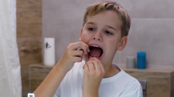 幸せな少年が彼の歯を流れるのヘッドショットミラー反射を閉じます ハンサムな学童楽しいです彼の朝経口衛生ルーチンだけでバスルームに — ストック動画