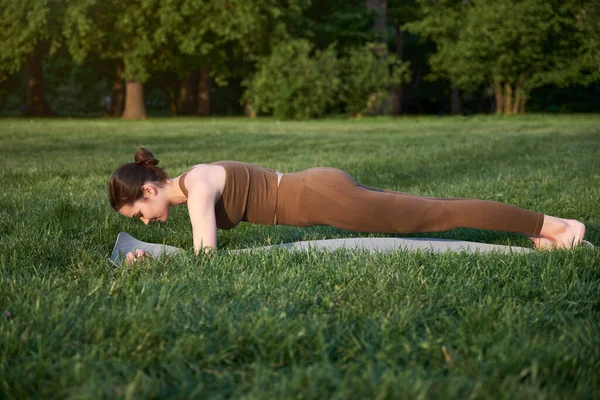 Ung Vacker Kvinna Med Atletisk Kropp Gör Yoga Parken När — Stockfoto