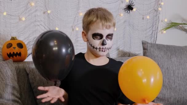 Çocuk Evde Cadılar Bayramını Kutlayan Balonlarla Oynayan Bir Iskelet Gibi — Stok video