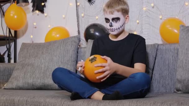 Legrační Dítě Make Upem Tváři Připravuje Oslavu Halloweenu Tím Maluje — Stock video