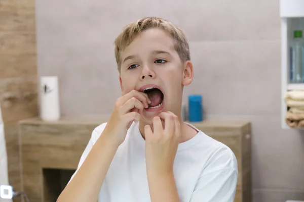 Zamknij Lustro Lustrzane Głowę Odbicie Szczęśliwego Chłopca Szczotkującego Zęby Przystojny — Zdjęcie stockowe