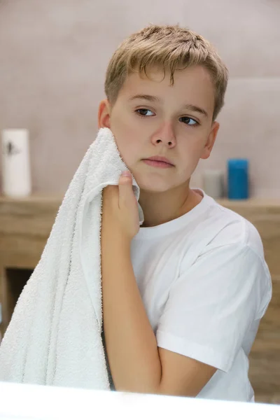 Refleksja Ucznia Wycierającego Twarz Ręcznikiem Umyciu Się Łazience Poranne Procedury — Zdjęcie stockowe