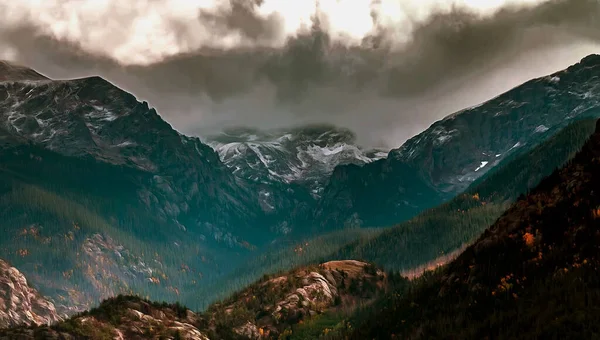 Schöne Düstere Bergschlucht — Stockfoto