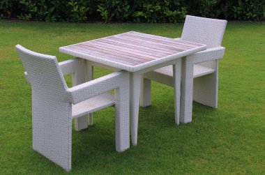 iki sandalye ve saf yeşil çim masaya