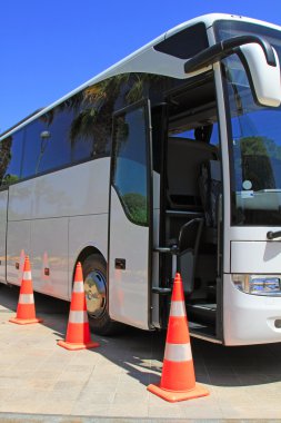 açık bir kapı ile turizm otobüs