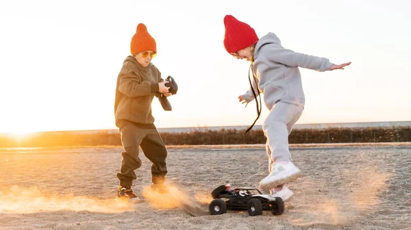 Bébé enfants ludique conduite radio contrôlée hors route voiture de buggy sport à grande vitesse sur sable noir SUV rc — Photo