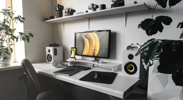 Γενική άποψη άνετος χώρος εργασίας γραφείου φωτογράφου με υπολογιστή, φακός φωτογραφικής μηχανής σε κίτρινο-πράσινο χρώμα — Φωτογραφία Αρχείου