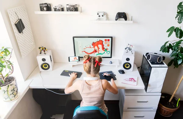 Genç bir kız, evinde grafik tableti kullanarak bilgisayara resim çiziyor.. — Stok fotoğraf