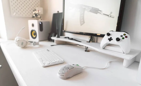 Белая современная проводная игровая мышь в белом удобном игровом пространстве. Крупный план специального устройства — стоковое фото