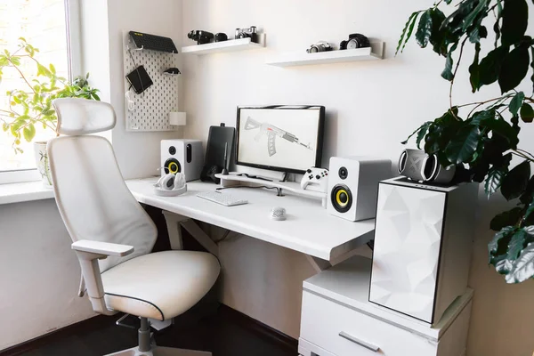 Bilgisayarı ve oyun sahası olan oyuncunun genel görünüm ev işyeri. 