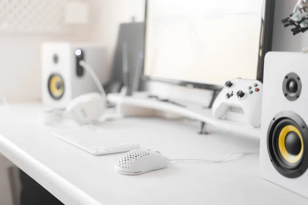 白色的现代有线游戏鼠标在白色舒适的游戏玩家工作空间。特别装置的特写 — 图库照片