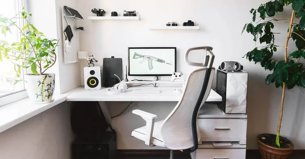 Bilgisayarı ve oyun sahası olan oyuncunun genel görünüm ev işyeri. 