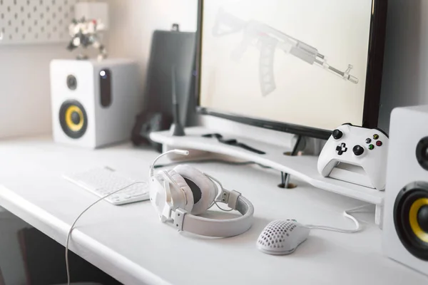 White large gaming headphones are on the table. Close-up in a bright interior — Stock Photo, Image