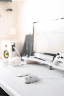 Beyaz, modern oyun alanında kablolu oyun faresi. Özel bir aygıtın kapanışı