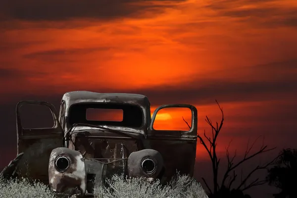 Montage d'une vieille voiture et coucher de soleil Images De Stock Libres De Droits