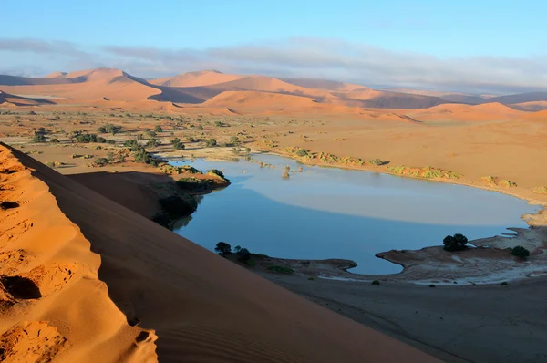 Um Sossusvlei inundado no deserto do Namib — Fotografia de Stock