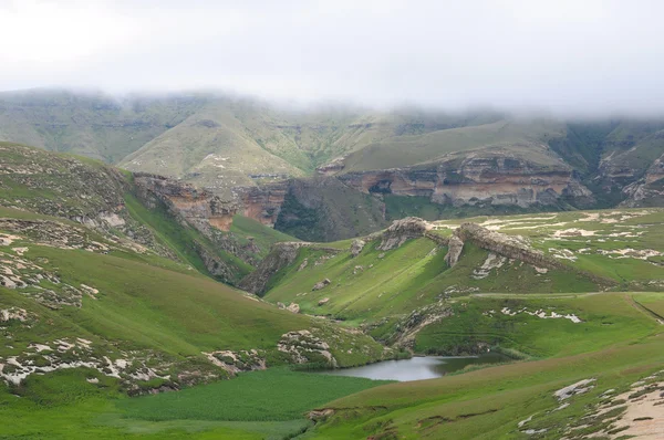 Kırmızı, turuncu ve sarı kumtaşı kayalıklarla — Stok fotoğraf