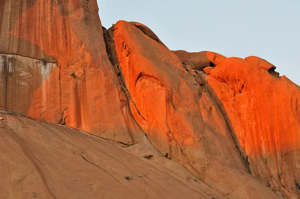 日落时在纳米比亚 spitzkoppe — 图库照片