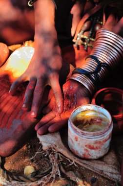vazelin ile kırmızı hardal karıştırma himba kadın