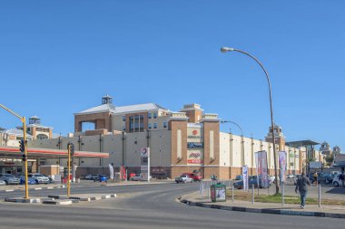 BLOEMFONTEIN, Güney Afrika - 4 Temmuz 2022: Brandwag 'da bir sokak sahnesi, Bloemfontein' in bir banliyösü. Mimosa Alışveriş Merkezi, araçlar ve insanlar görünür