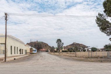 Hanover, Güney Afrika 2 Nisan 2022, Hanover, Kuzey Karoo Burnu 'ndaki binaların olduğu sokak sahnesi. Trappieskop tepesinde bir anıt ve haç görülebilir.
