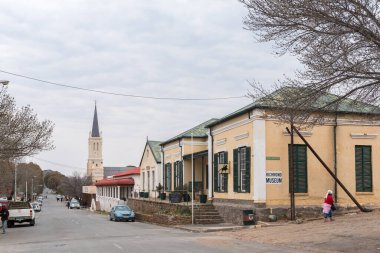 RICHMOND, SOUTH AFRICA - SEP 2, 2022: Kuzey Karoo Burnu 'ndaki Richmond' da tarihi binalar, Hollanda Reform Kilisesi, müzesi, araçları ve insanların yer aldığı bir sokak sahnesi.